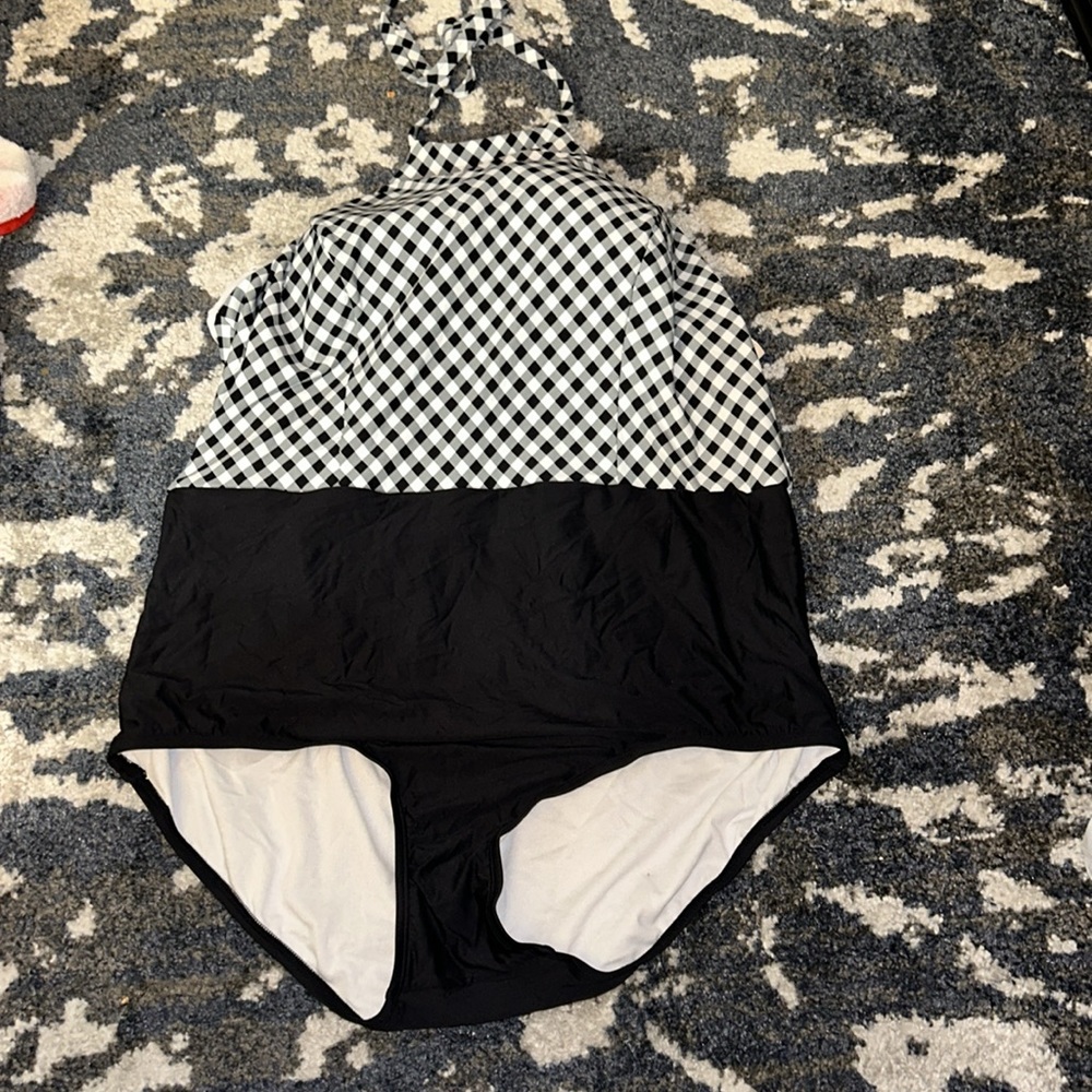New plus size swimsuit one piece with halter top style. - Picture 2 of 6